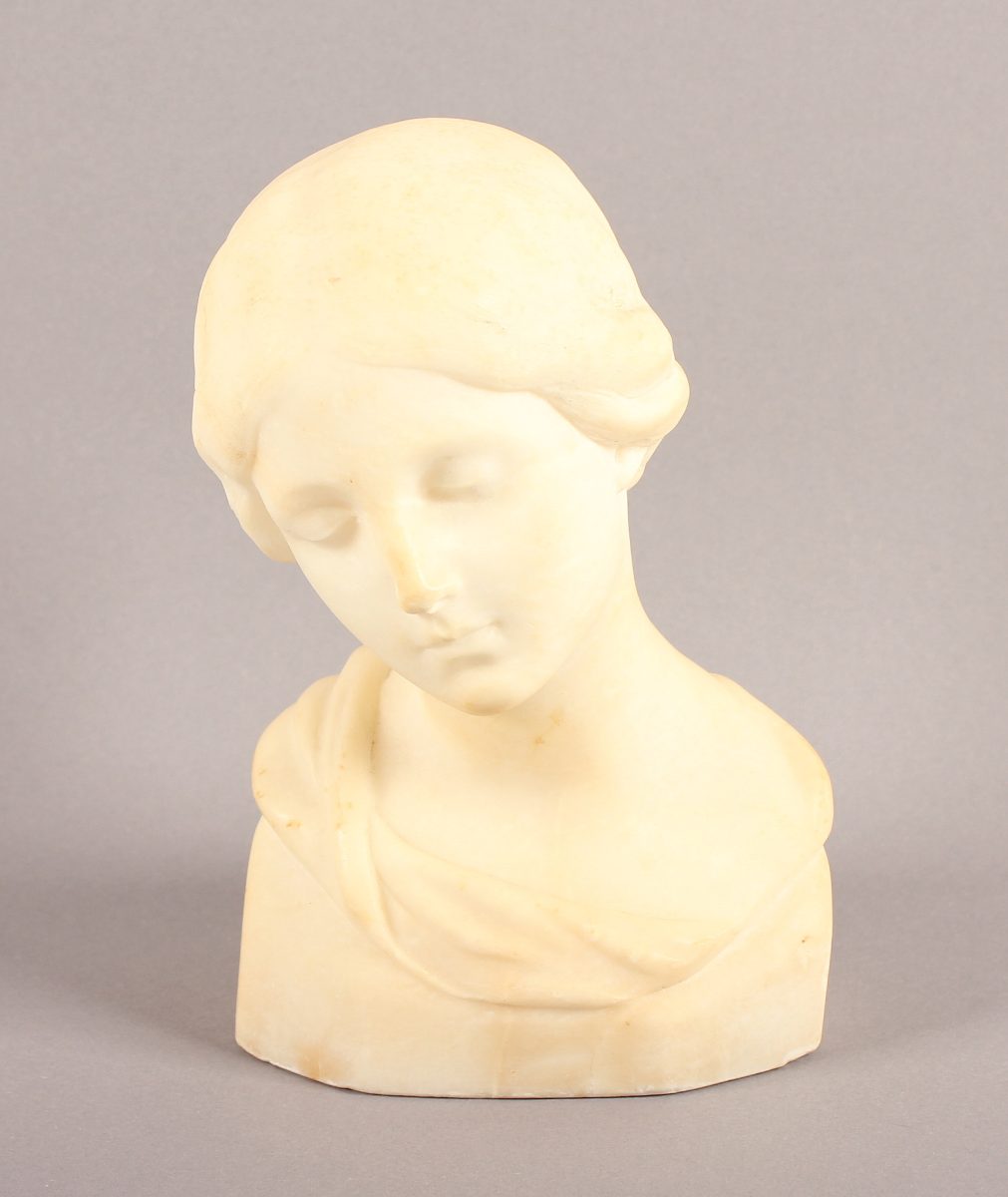 BÜSTE EINER JUNGEN FRAU, Alabaster, H 19, leicht best., ITALIEN, um 1870