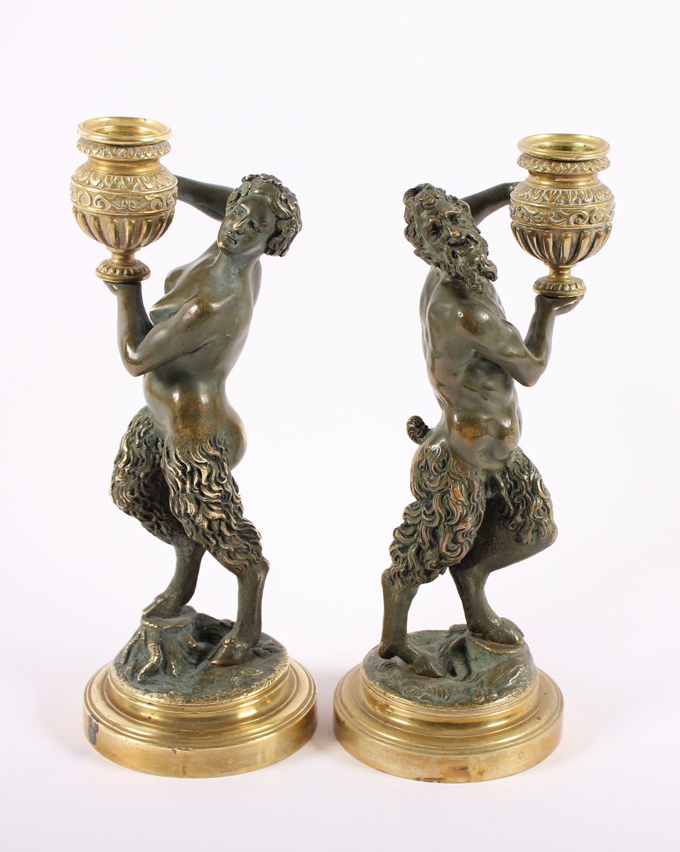 PAAR FIGÜRLICHE LEUCHTER, in Form eines Satyrpaares, Bronze, grünlich patiniert, H 22, FRANKREICH, - Image 2 of 3