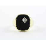 HERRENRING, 585/ooo Gelbgold, besetzt mit Onyx, und einem Brillant von ca. 0,05 ct., RG 65, 7,0g