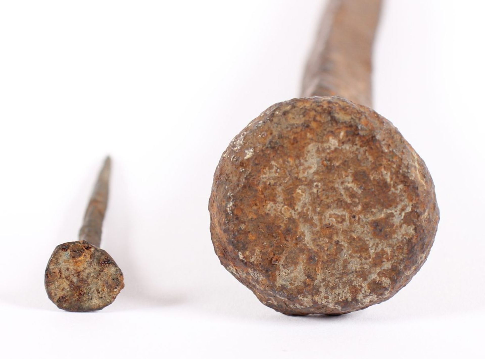 NAGEL, Eisen, geschmiedet, L 27, beigegeben: ein kleiner Nagel, L 7, wohl RÖMISCH, ca.1.-3.Jh.n.Chr. - Bild 2 aus 2