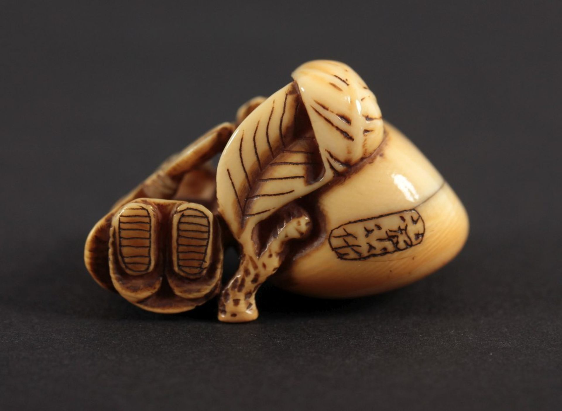 NETSUKE TÔBÔSAKU SENNIN, Elfenbein, schöne, glänzende, goldgelbe Patina, feine Schnitzarbeit, der - Bild 4 aus 4