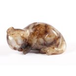 TOGGLE, hell- bis dunkelgrau marmorierter Jadeit, liegende Katze, L 5, CHINA, wohl 19.Jh. Adalbert