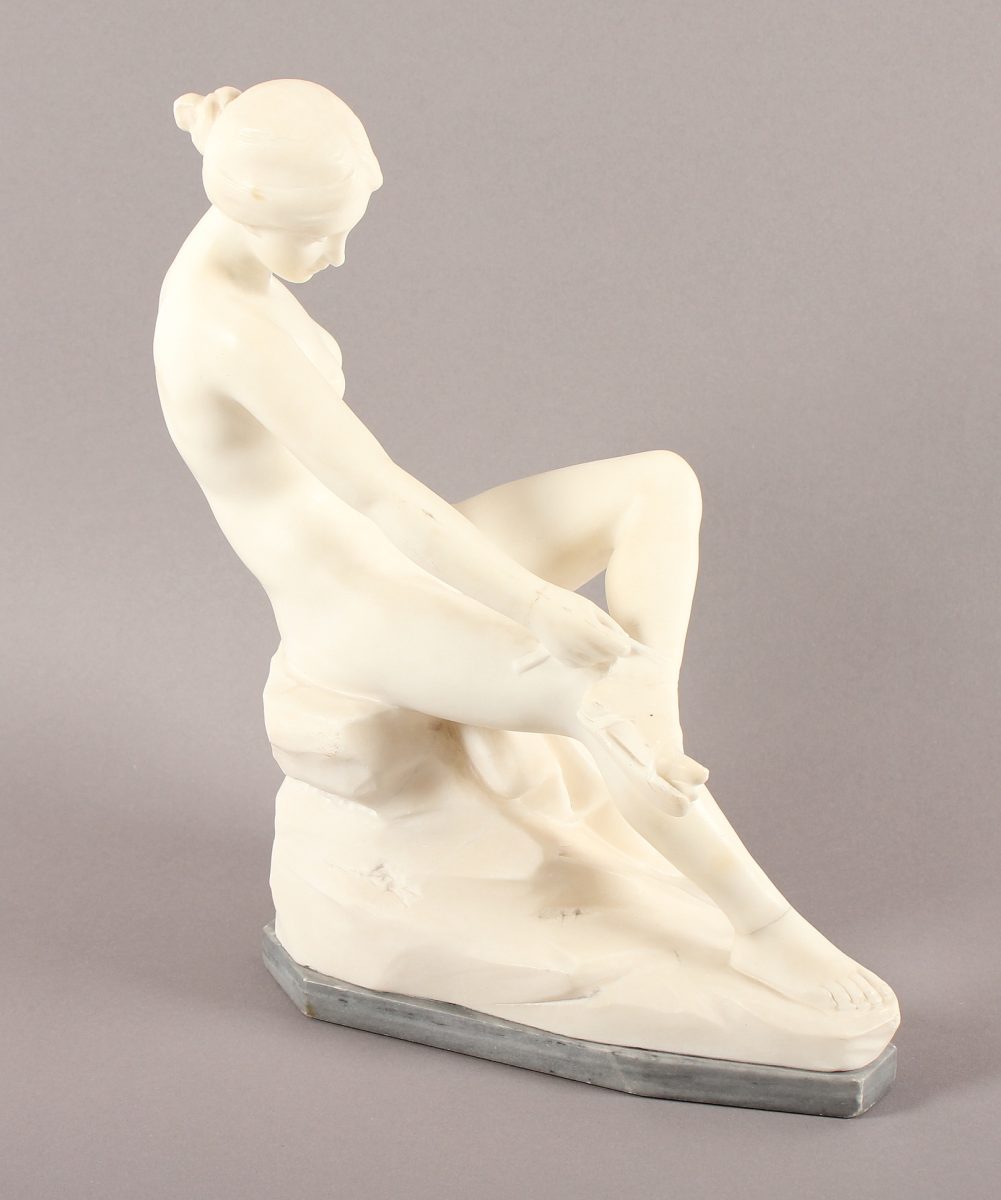 SEGER, Ernst (1868-1939), "Sandalenbinderin", Alabaster, H 31,5, verso signiert, am Steinsockel - Image 3 of 8