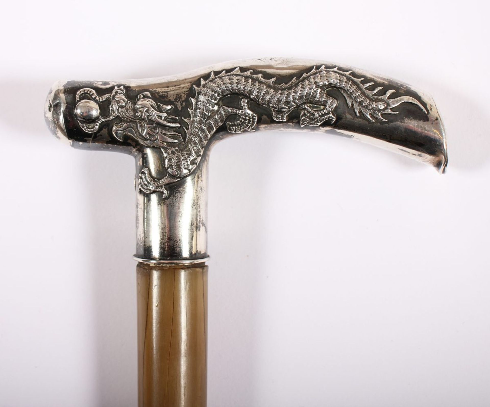 STOCK, silberner Griff mit die Feuerkugel jagendem Drachen im Relief, Marke "C.S.", Schuss Horn, L - Bild 2 aus 4
