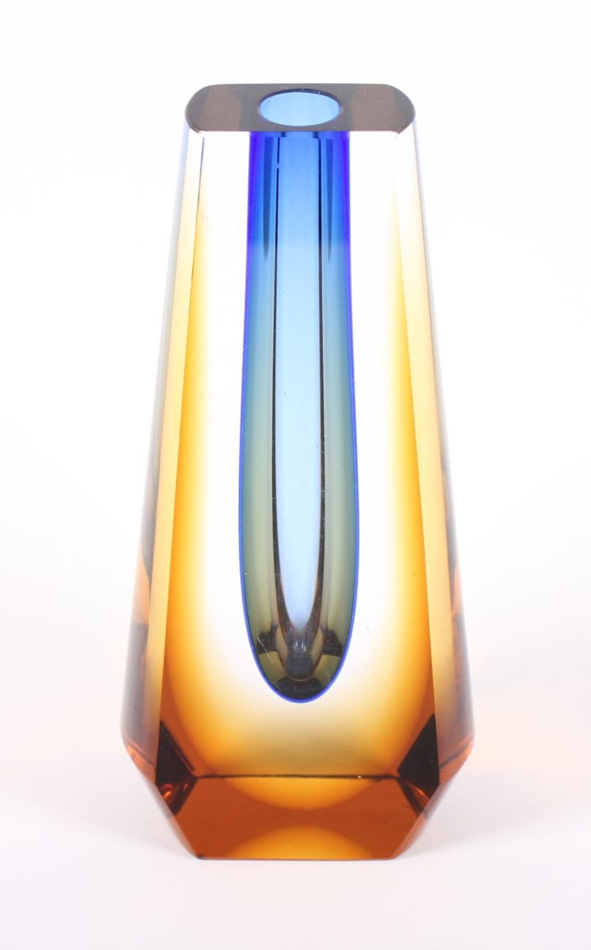 KLEINE VASE, farbloses Glas, amberfarben getönt, blau hinterfangen, H 14,7, Pavel HLAVA, HAIDA,