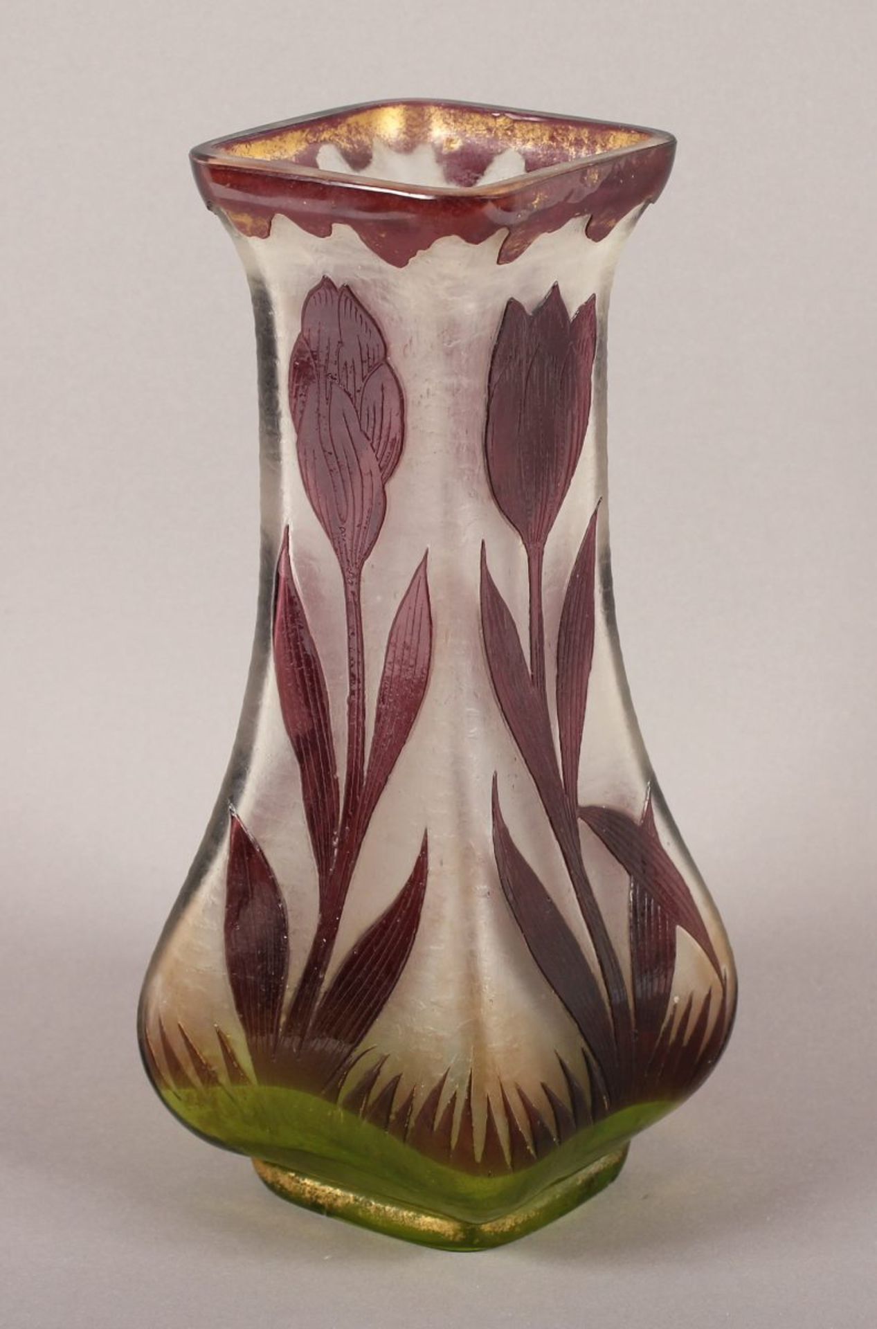 VASE, dickwandiges, farbloses Glas, violett überfangen, geätzt, poliert, Tulpendekor, mattiert, H