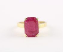 RUBINRING, 585/ooo Gelbgold, besetzt mit einem Rubin im Emerald-Cut von ca. 6,49 ct., RG 53, 4,6g
