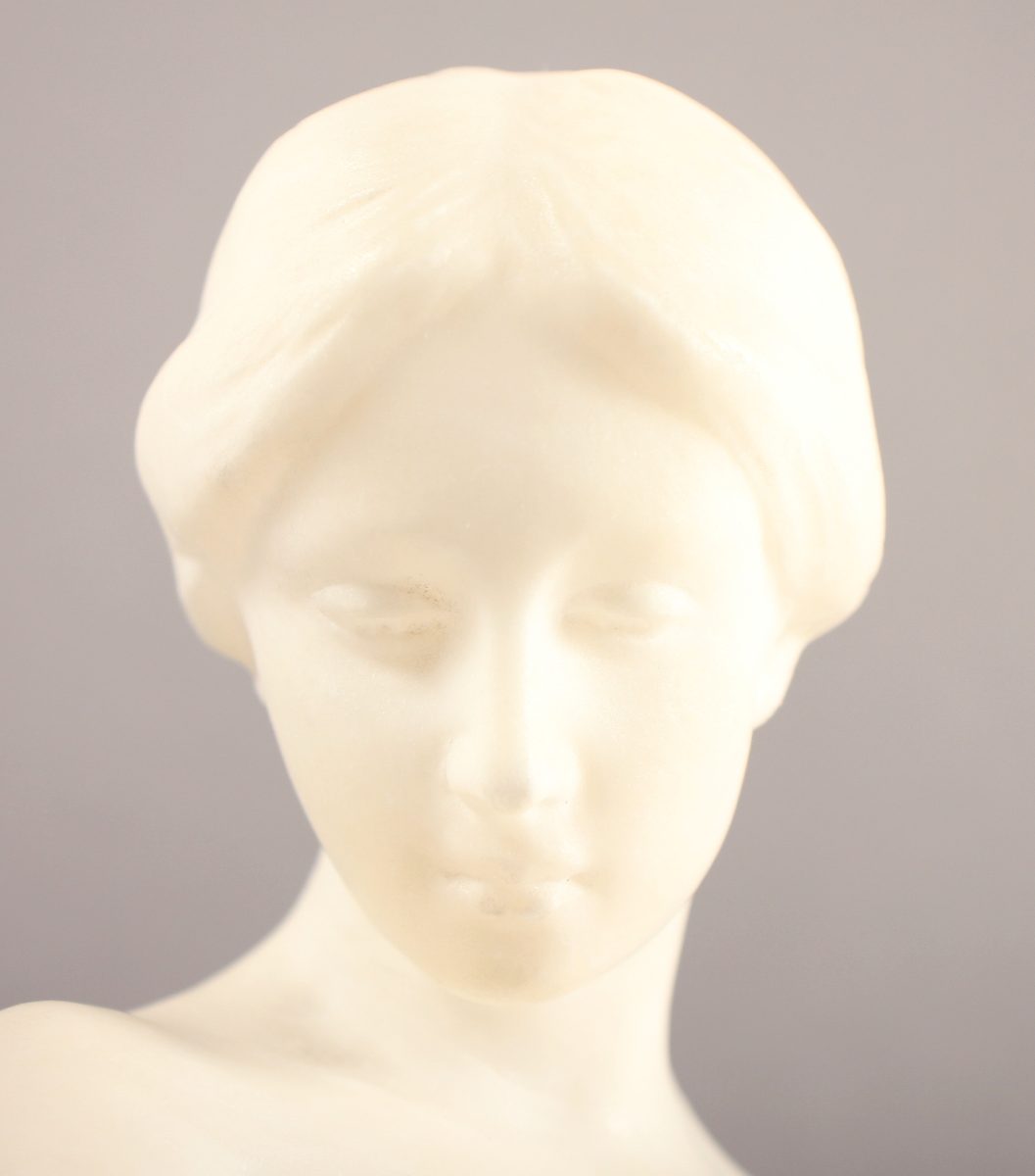 SEGER, Ernst (1868-1939), "Sandalenbinderin", Alabaster, H 31,5, verso signiert, am Steinsockel - Image 5 of 8