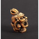 NETSUKE BILDHAUER AN DER BÜSTE VON NIÔ ARBEITEND, Elfenbein, schöne goldgelbe Patina, fein und