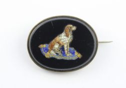 BROSCHE MICROMOSAIK, Glastesserae in Form eines Hundes auf Onyx, Montur Silber und Weißmetall, L 4,