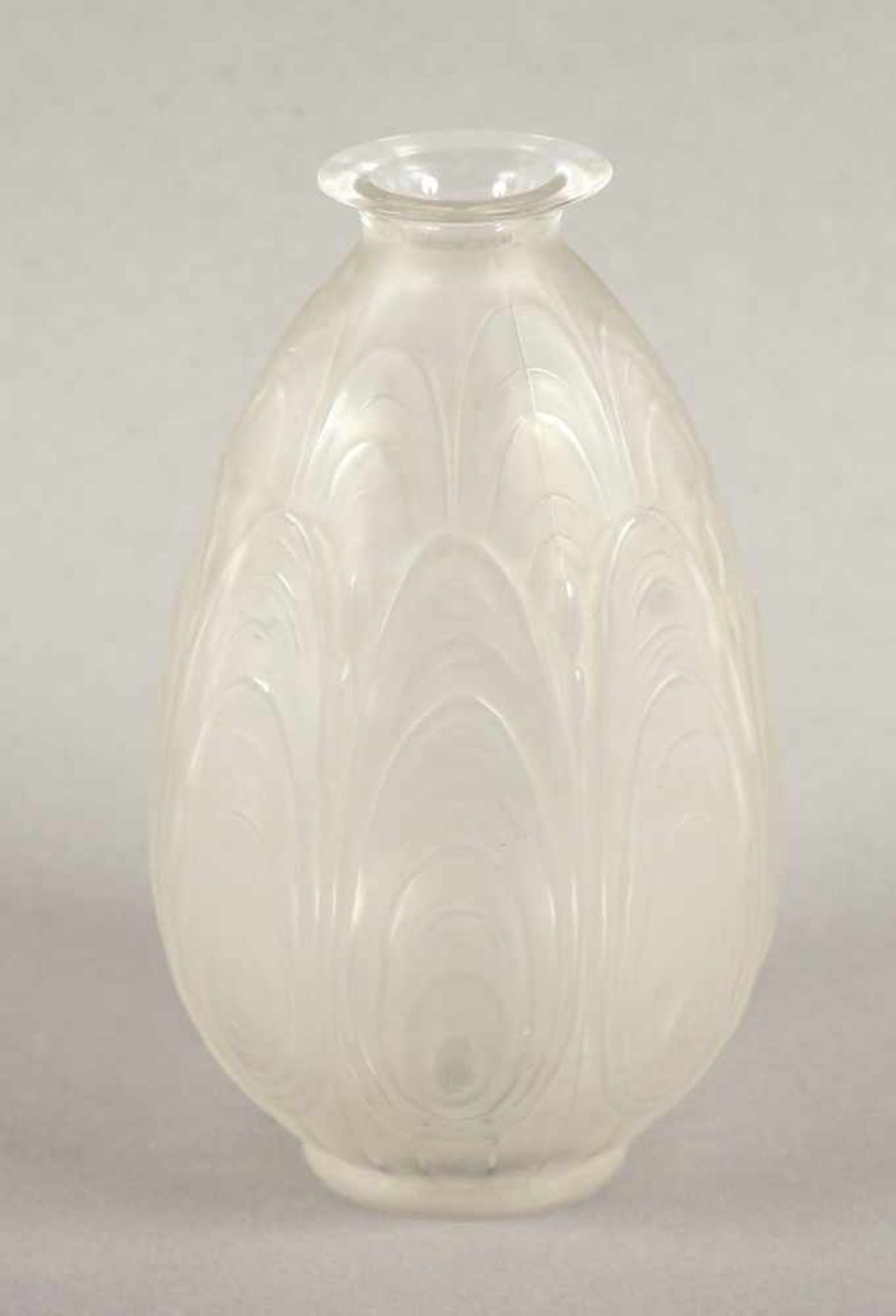 KLEINE ART DECO-VASE, farbloses Glas, satiniert, Reliefdekor, H 14,5, min. Chip an Lippe und