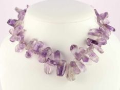 AMETHYSTKETTE, unregelmäßige, polierte Amethyststücke, mit Verlauf 16 mm bis 25 mm, Schließe aus