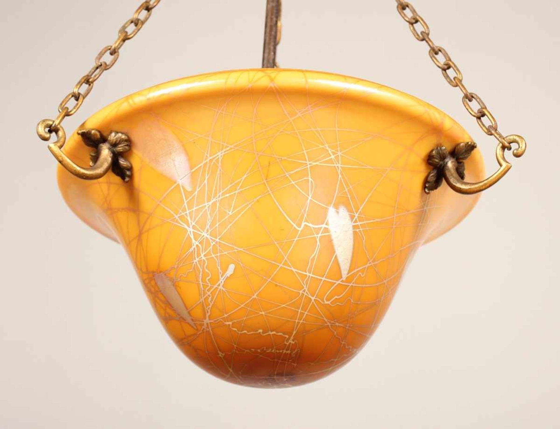 DECKENLAMPE, einflammig, Bronze/Messing, Schirm aus Milchglas mit polychromem Überfang, H 60, USA, - Bild 2 aus 2