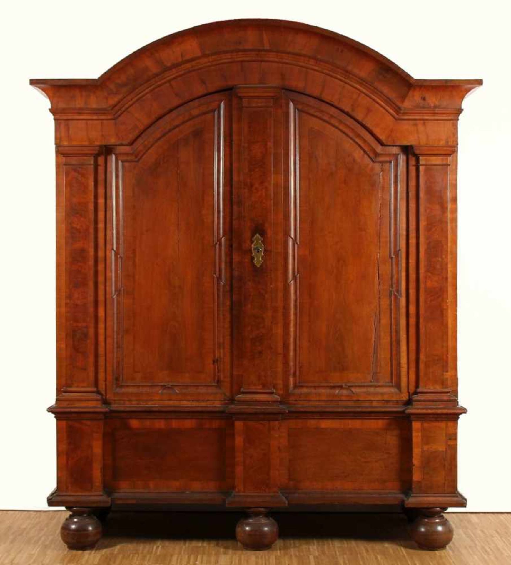 GROSSER BAROCKER PILASTERSCHRANK, Nussbaum, zweitüriger Korpus, besch. und rest., alte Wurmgänge,