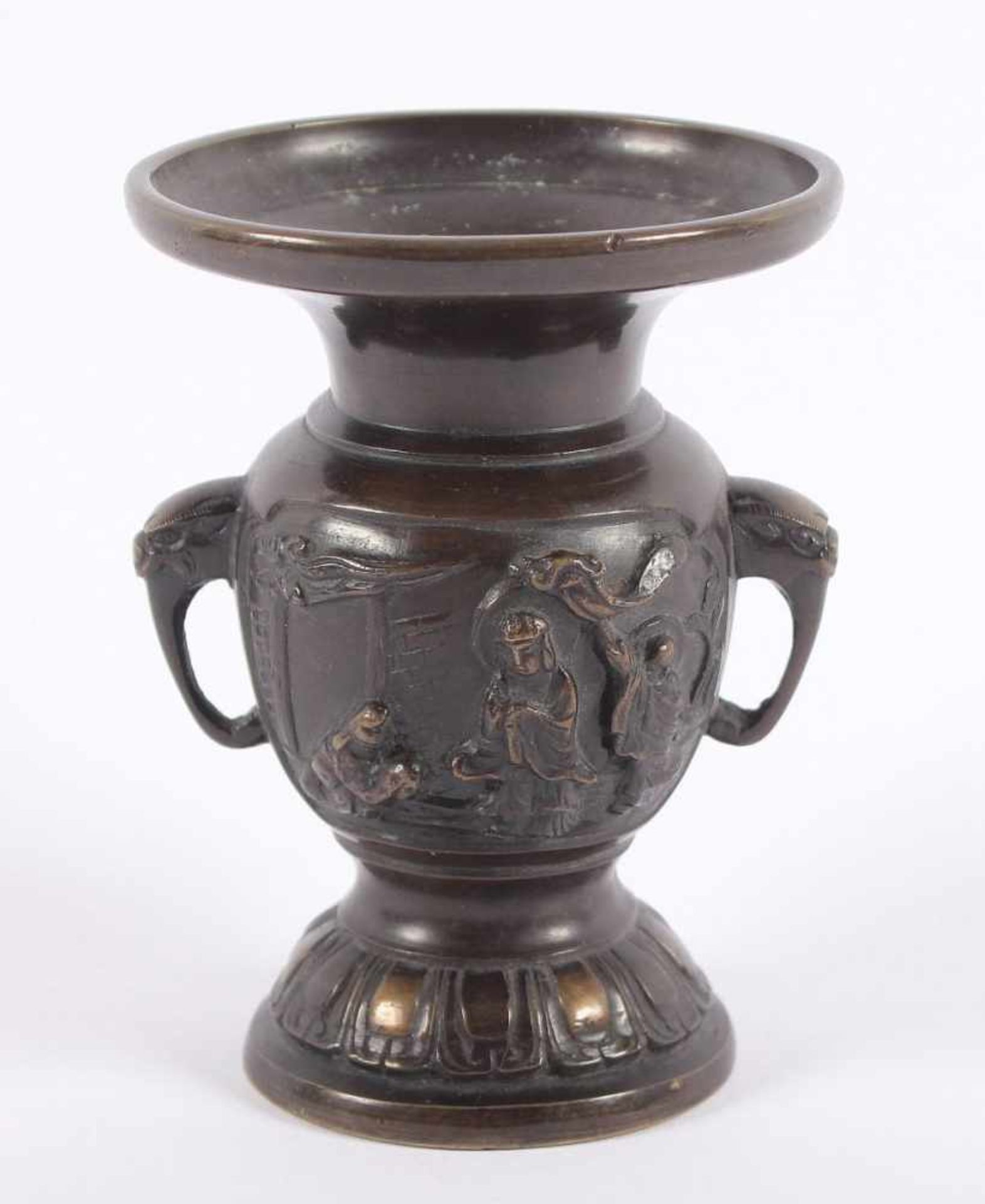 VASE, Bronze braun patiniert, Fabeltierkopf-Handhaben, auf der Wandung zwei Reserven mit - Bild 2 aus 3