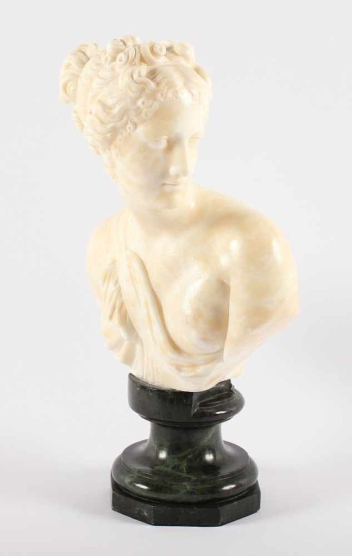 BÜSTE DER VENUS ITALICA, nach Canova, Alabaster, Gesamt-H 36, Marmorsockel, min.läs.