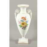 AMPHORENVASE, polychrom bemalt, Goldstaffage und -rand, H 34,5, MEISSEN, 20.Jh.