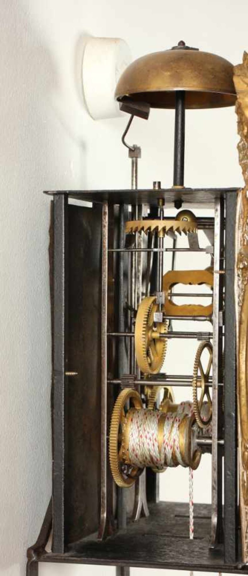 COMTOISE, Werk mit Schlag auf Glocke, gangbar, besch., Glocke ergänzt, H 140, ohne Wandkonsole, - Bild 2 aus 3