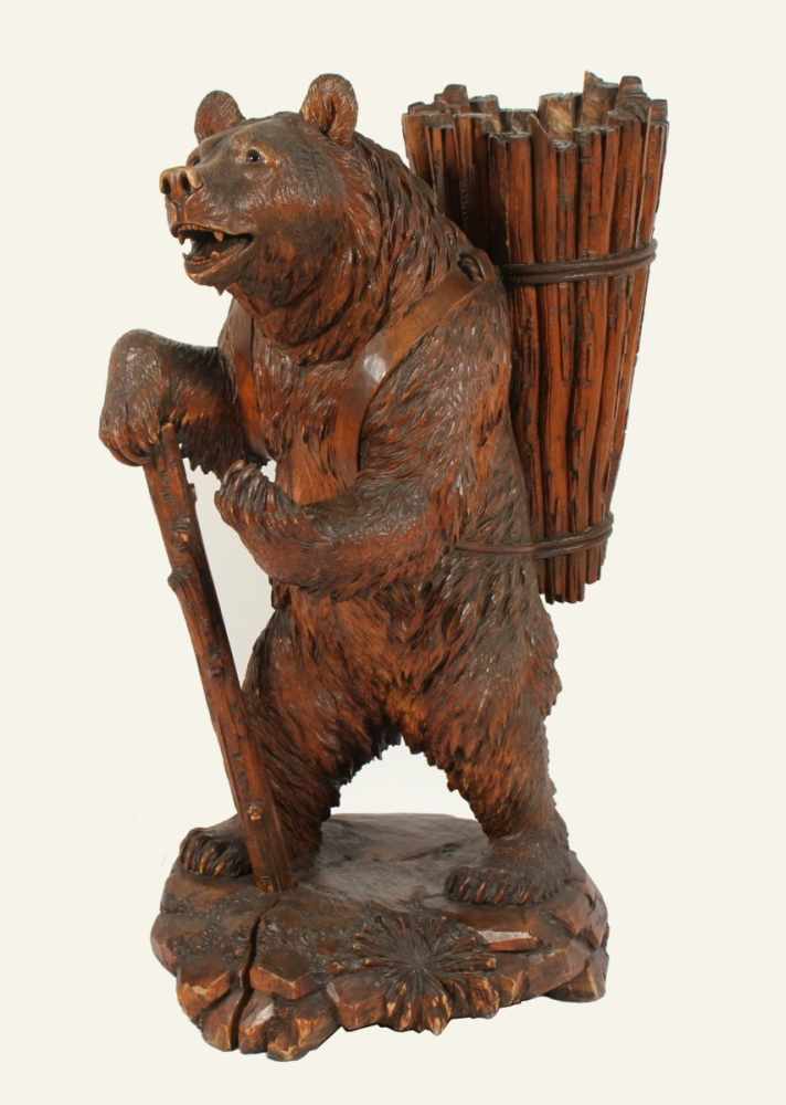 SEHR GROSSER BRIENZER BÄR, Holz, geschnitzt und dunkelbraun gebeizt, schreitender Bär mit Kiepe - Image 2 of 6