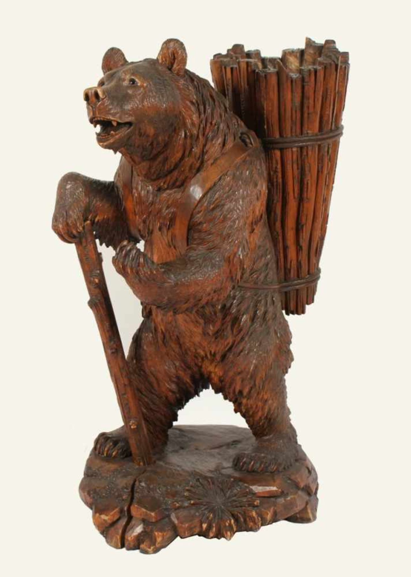 SEHR GROSSER BRIENZER BÄR, Holz, geschnitzt und dunkelbraun gebeizt, schreitender Bär mit Kiepe - Bild 2 aus 6