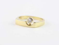 HERRENRING, 585/ooo Gelbgold, besetzt mit einem Brillantsolitär von ca. 0,20 ct., tw/w - vsi,