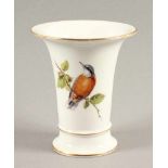 KLEINE VASE, polychrom gemalter Vogel- und Insektendekor, Goldrand, H 13,5, MEISSEN, 20.Jh.