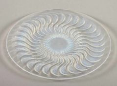 RUNDE ART DECO-PLATTE "ACTINIA", farbloses, opaleszentes Glas, verso reliefierter Blattdekor, Dm 28,