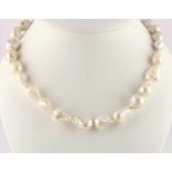 PERLENKETTE, barocke Perlen von bis zu 22,5 mm Länge, Schließe vergoldet, L 48