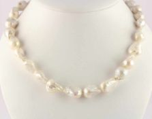 PERLENKETTE, barocke Perlen von bis zu 22,5 mm Länge, Schließe vergoldet, L 48