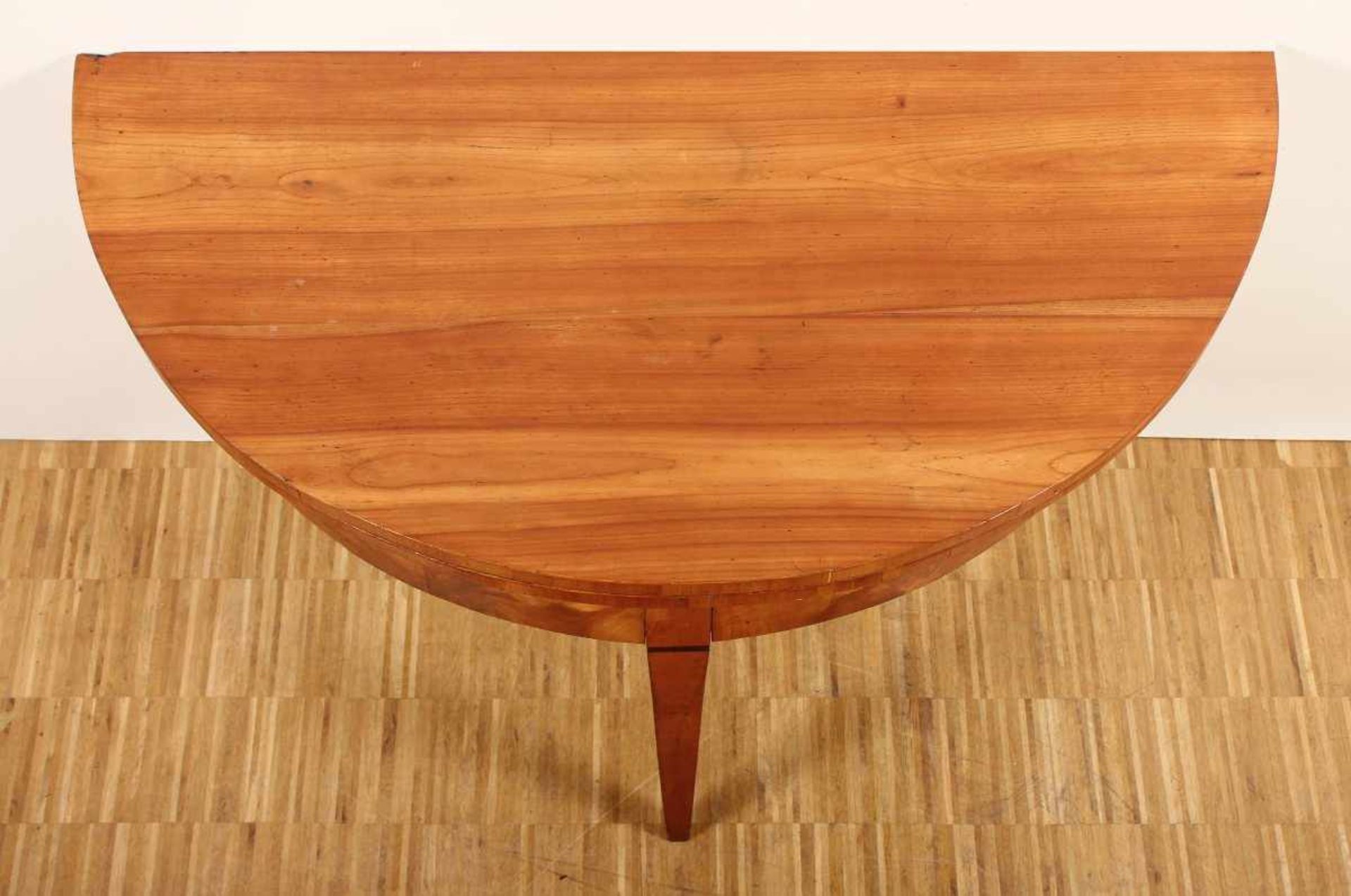 BIEDERMEIER-DEMILUNE-TISCH, Kirschbaum/Nussbaum, aufklappbare Platte, besch. und rest., H 79, B 119, - Bild 4 aus 5