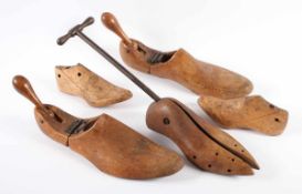 VIER SCHUHLEISTEN UND EIN -SPANNER, Holz, L bis 42, 19.Jh.