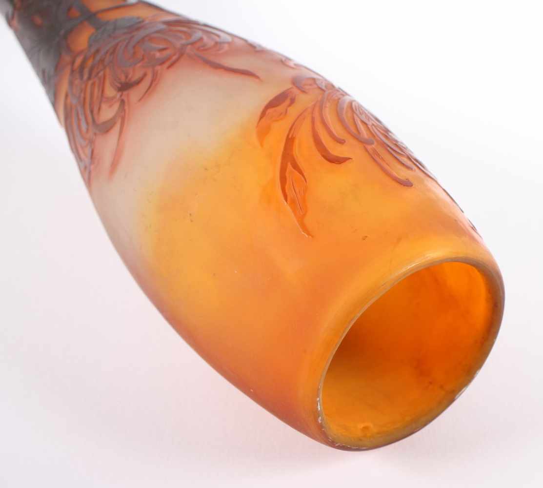 JUGENDSTIL-VASE, farbloses, satiniertes Glas, orange-roséfarben hinterfangen, in Brauntönen - Image 4 of 4