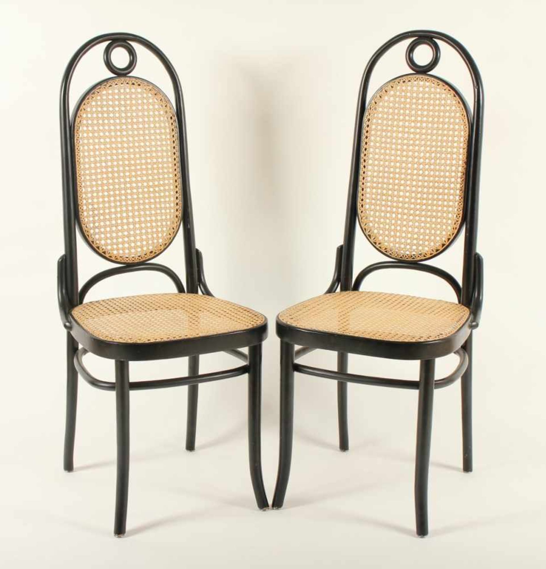 PAAR STÜHLE, Bugholz, schwarz lackiert, Weidengeflecht, H 112, in der Art von THONET