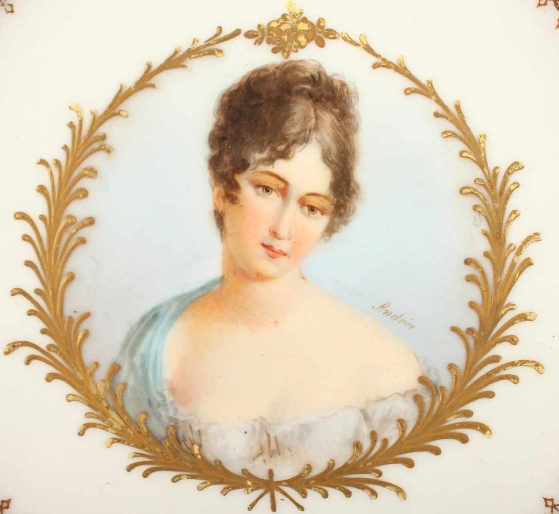 ZIERTELLER "MADAME RÉCAMIERE", im Spiegel polychrom gemaltes Portrait, sign. Andrée, - Image 3 of 3