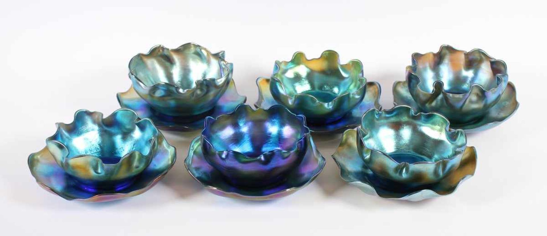 SATZ VON SECHS FINGERSCHALEN MIT UNTERTELLERN, farbloses Glas, sog. Favrile-Glas, violettblau