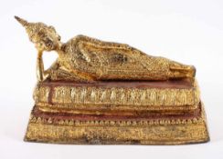LIEGENDER BUDDHA, Bronze, über Schwarzlack vergoldet, rote Kultfarbe, L 19, RATANAKOSIN, THAILAND