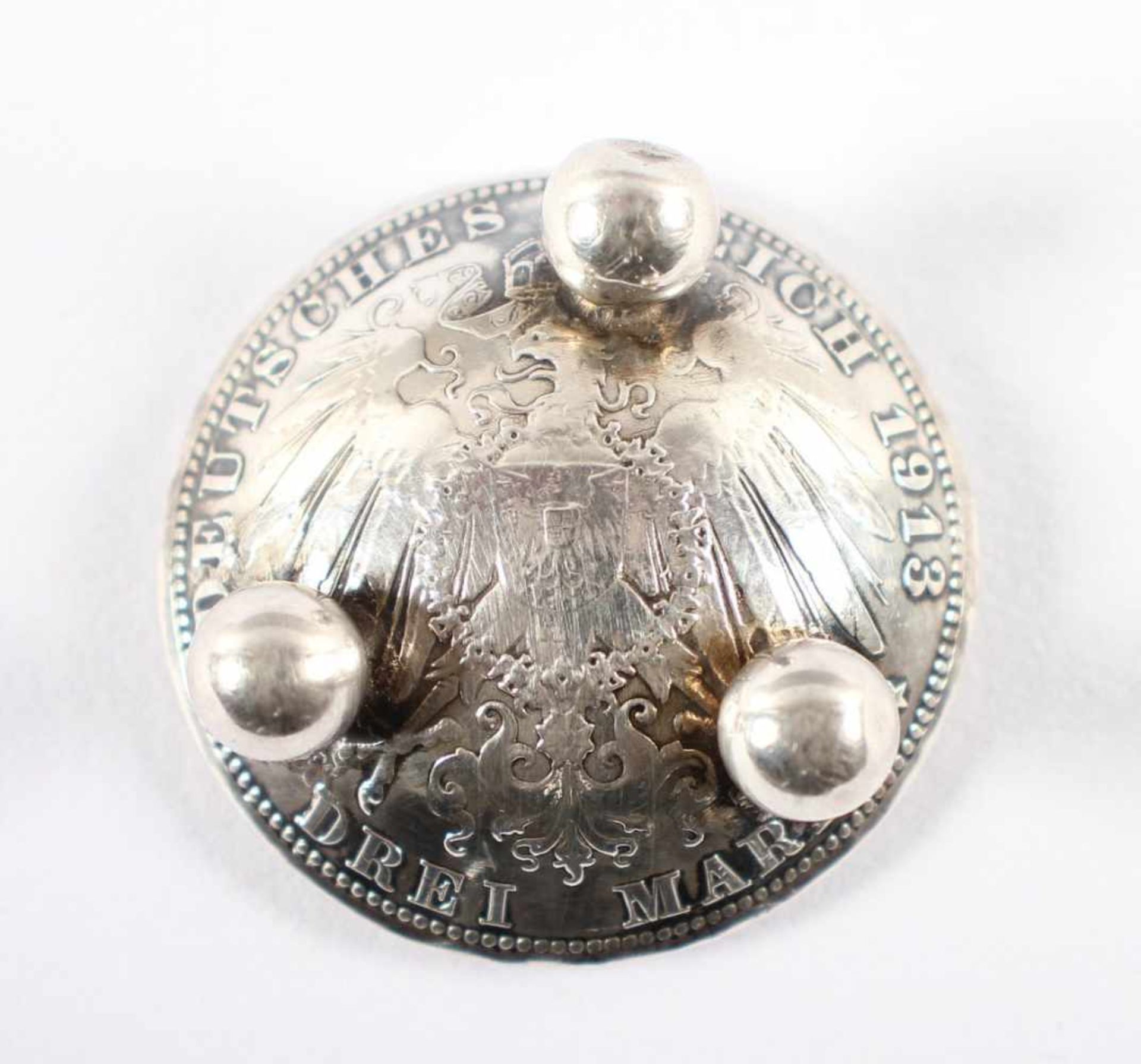 MÜNZ-SALIERE, 900/ooo, gedrückte preussische 3-Mark-Münze von 1913 auf drei Kugelfüßen, Dm 3, 17g, - Bild 2 aus 2