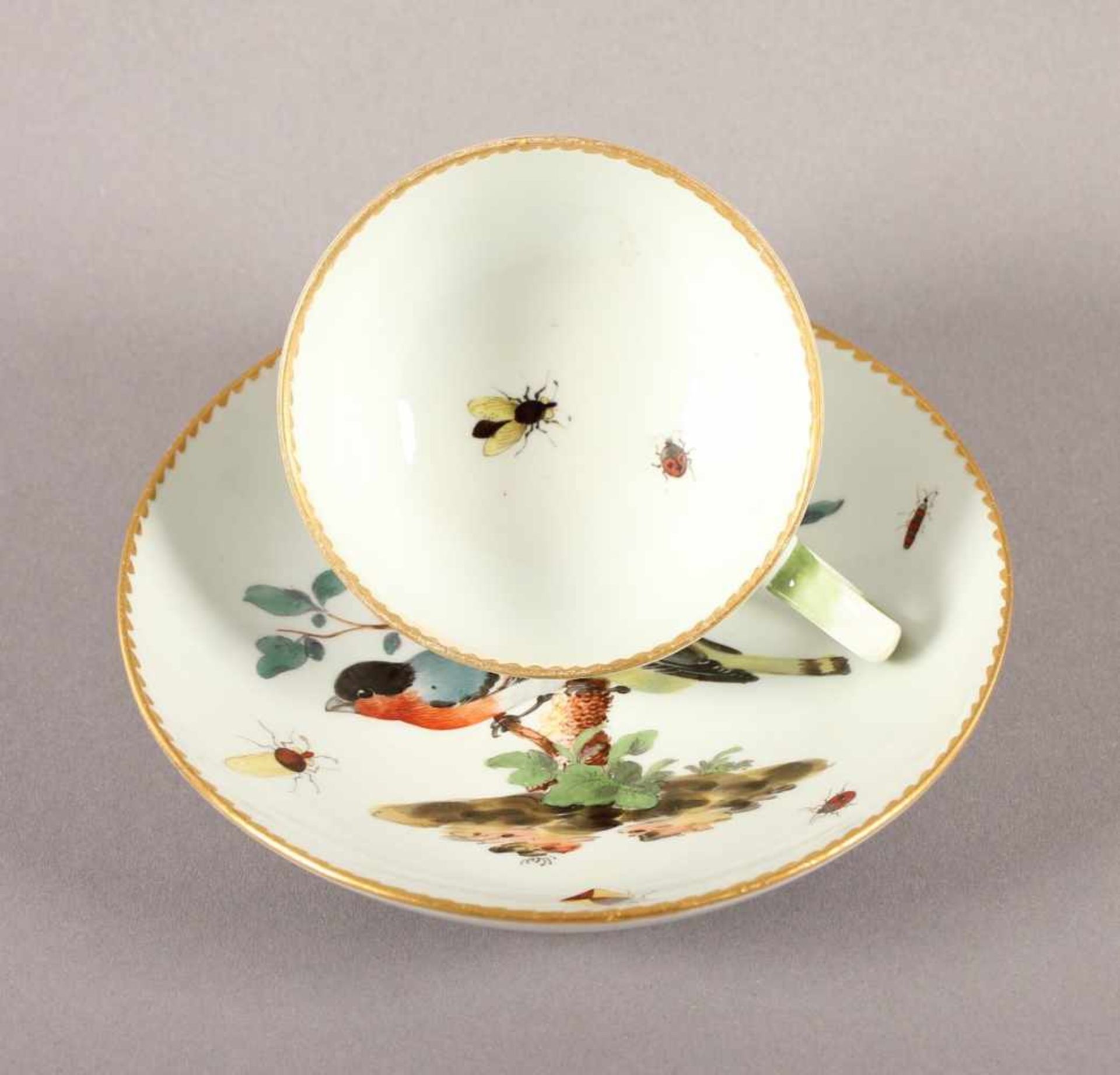 TEETASSE MIT UNTERTASSE, polychrom bemalt, Vogel- und Insektendekor, Goldzahnkante, Tasse H 5, - Bild 2 aus 3