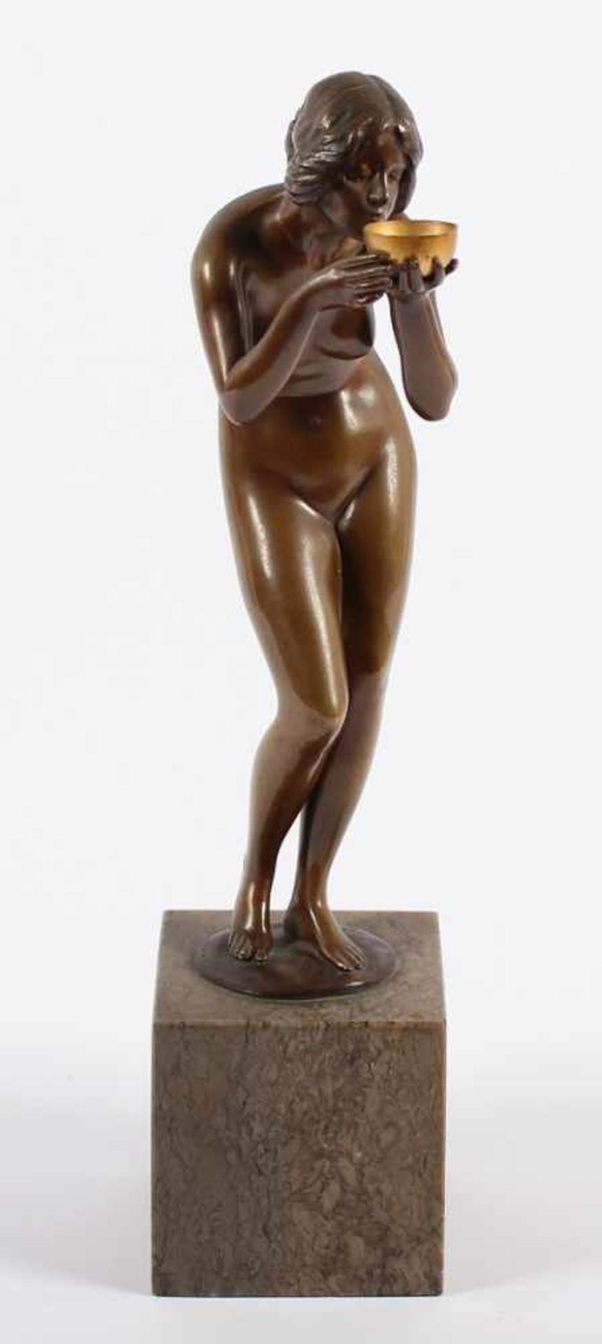 SEIFFERT, Victor, "Trinkende", Bronze, H 22,5, auf der Standfläche signiert sowie Gießerstempel