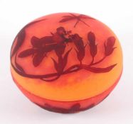 JUGENDSTIL-DOSE, farbloses Glas, orange hinterfangen, rotbraune Pulvereinschmelzungen, bordeauxroter