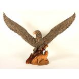 ADLER MIT AUSGEBREITETEN SCHWINGEN, Holz, geschnitzt, farbig gefasst, am Boden ein Fuchs, H 92,