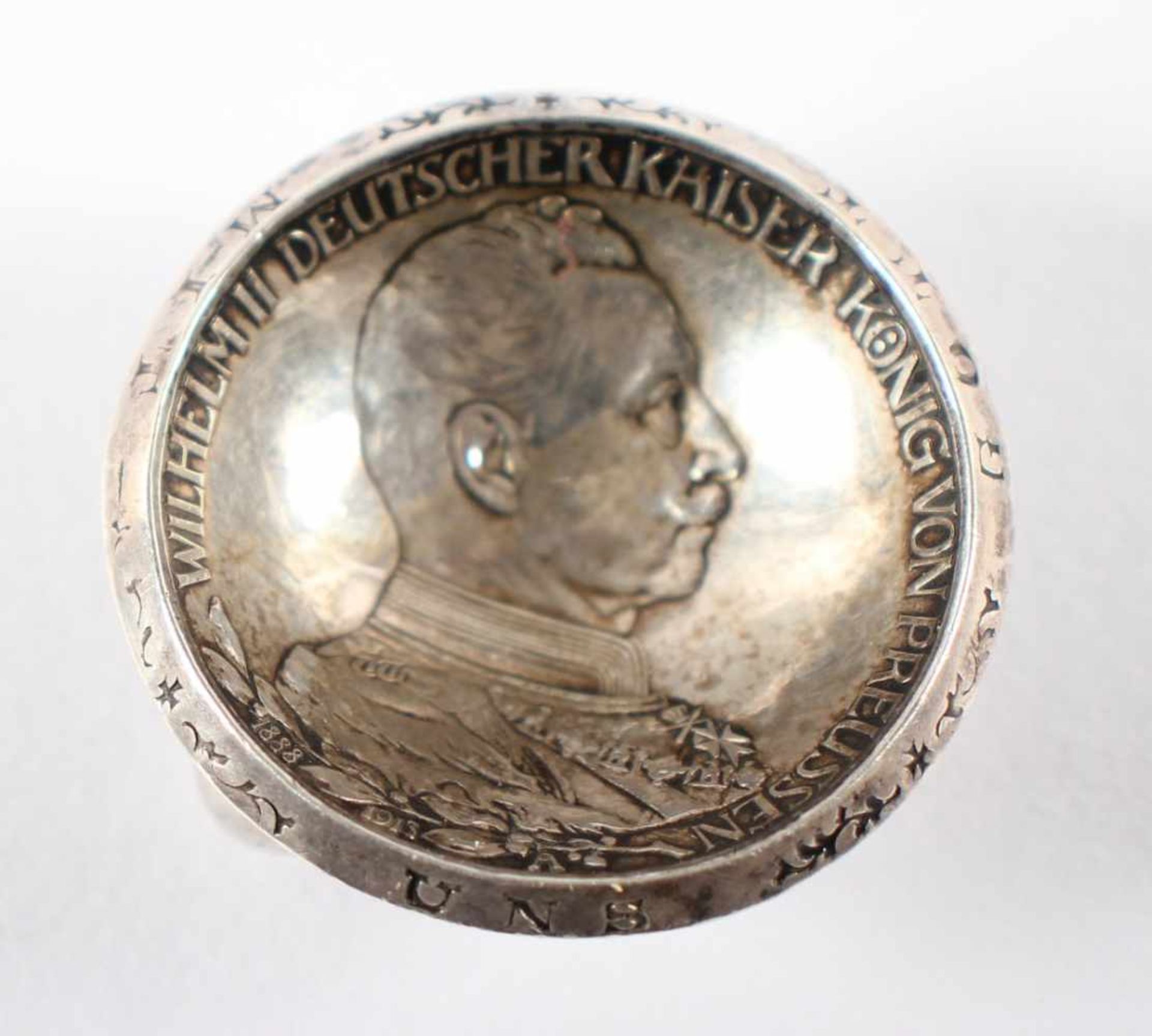 MÜNZ-SALIERE, 900/ooo, gedrückte preussische 3-Mark-Münze von 1913 auf drei Kugelfüßen, Dm 3, 17g,