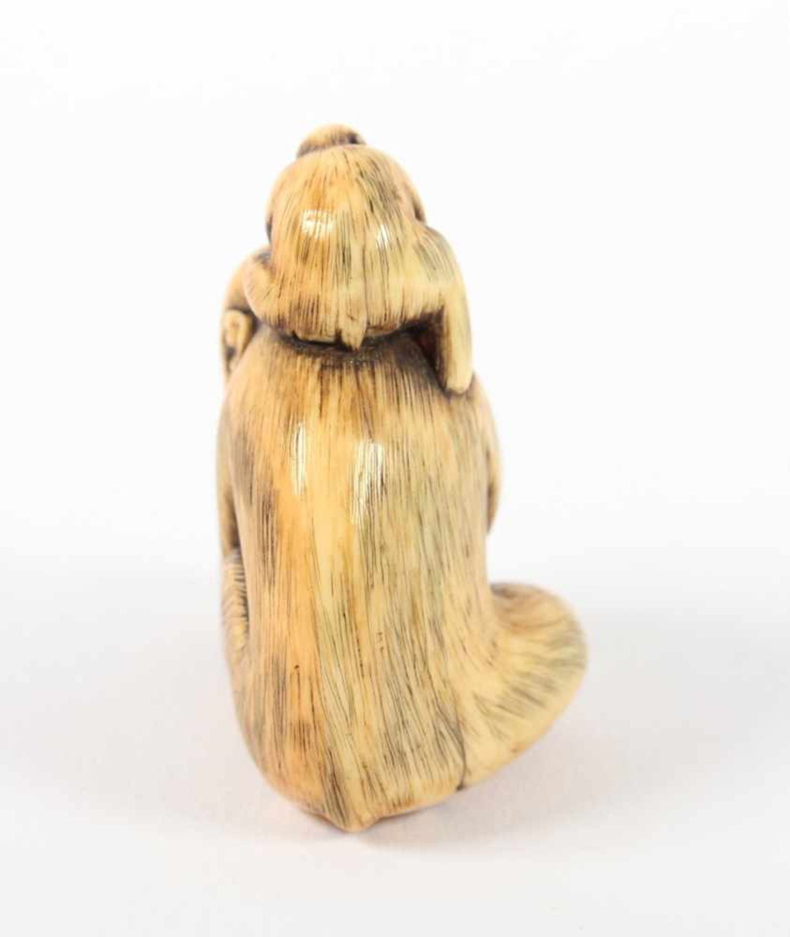 NETSUKE AFFENGRUPPE, Elfenbein, ein großer sitzender Affe hält mit allen vier Pfoten eine Frucht, - Bild 4 aus 5