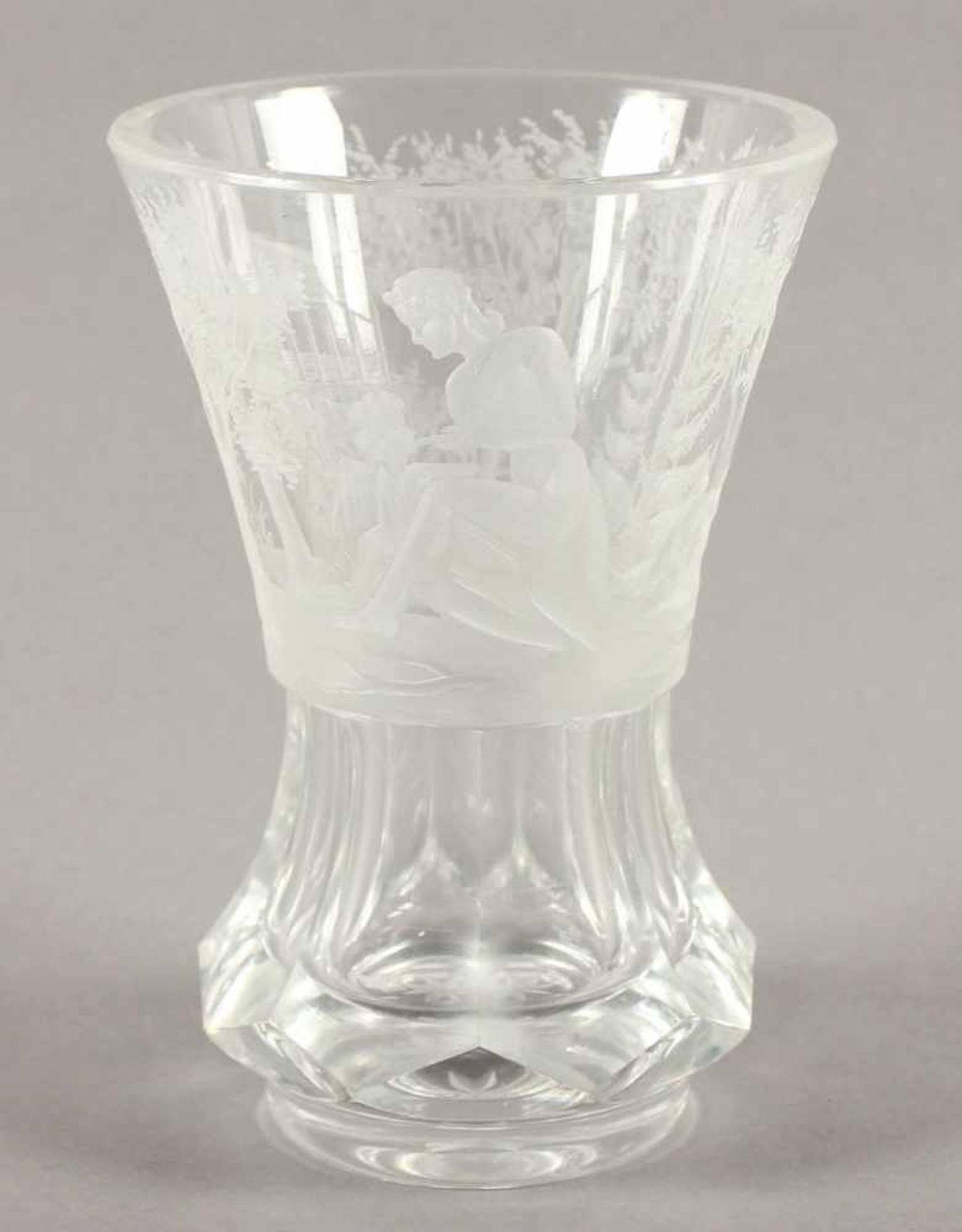 VASE, farbloses Glas, matt geschnittene Darstellung von Venus und Amor in Landschaft, Kerbschliff,