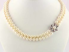 PERLENKETTE, doppelreihig, Perlen von ca. 7,2 mm Durchmesser mit schönem Lüster, Schließe aus 585/