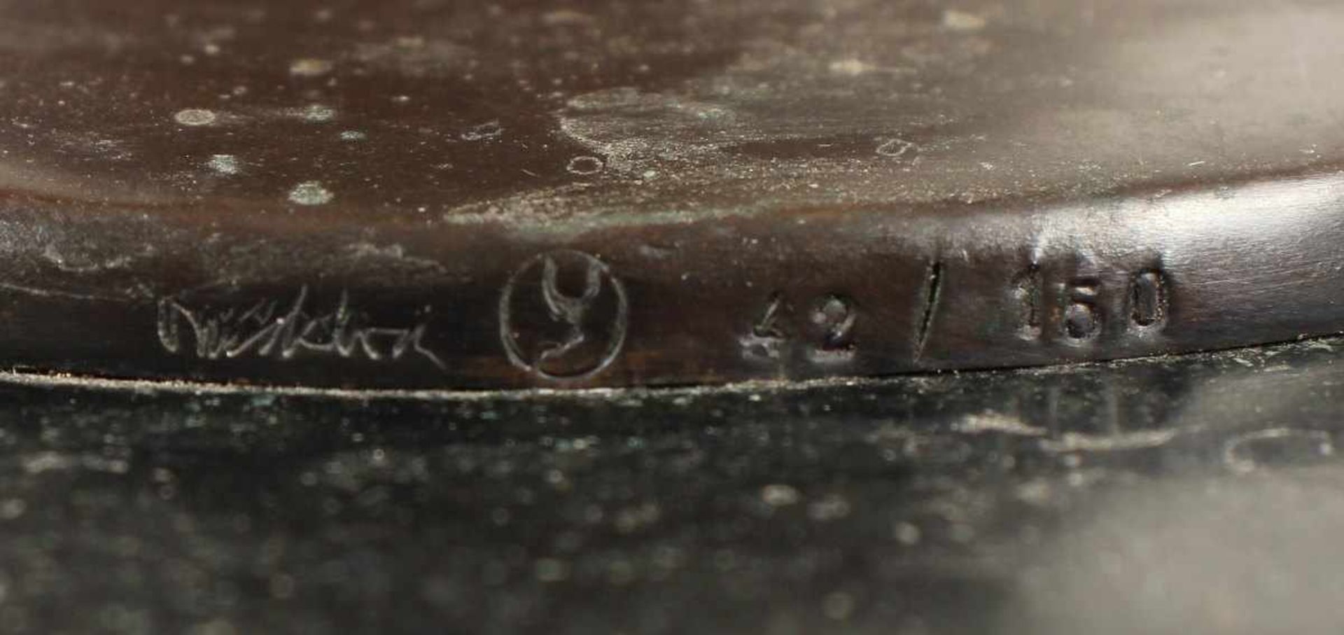WUNDERLICH, Paul, "Grosse Mondsichelstele", Bronze, H 113,5, am Fuß seitlich signiert und nummeriert - Bild 5 aus 5