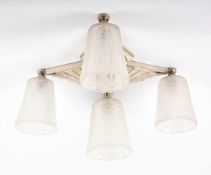 ART DECO-DECKENLAMPE, vierflammig, Metall, vernickelt, Schirme aus farblosem, satiniertem Glas, Dm