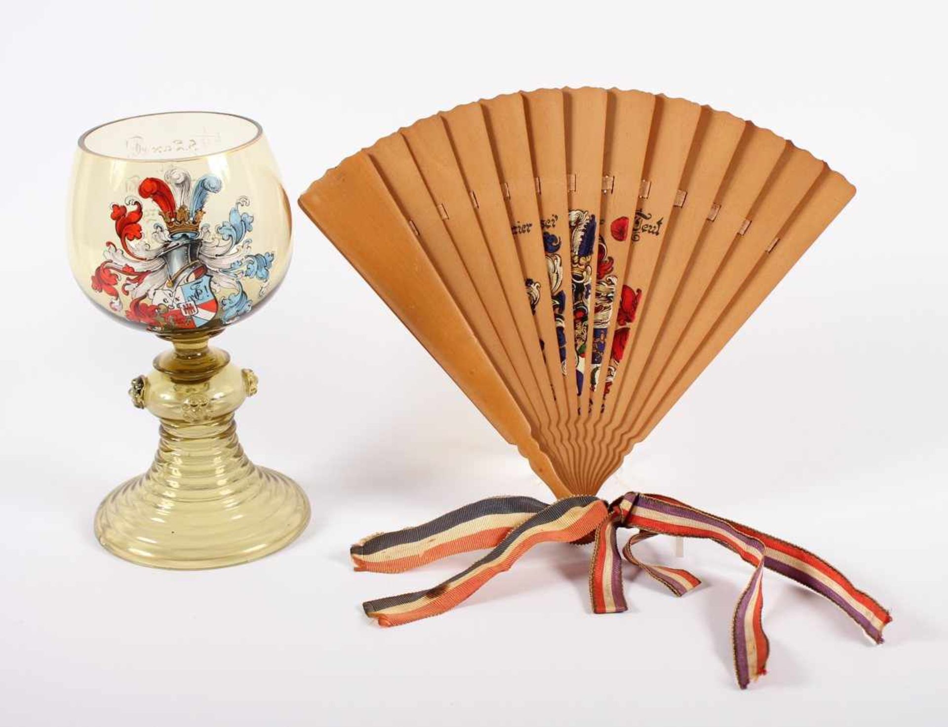 STUDENTIKA-WEINRÖMER UND -FÄCHER, grün getöntes Glas, polychrome Emailmalerei, H 16, Holzfächer