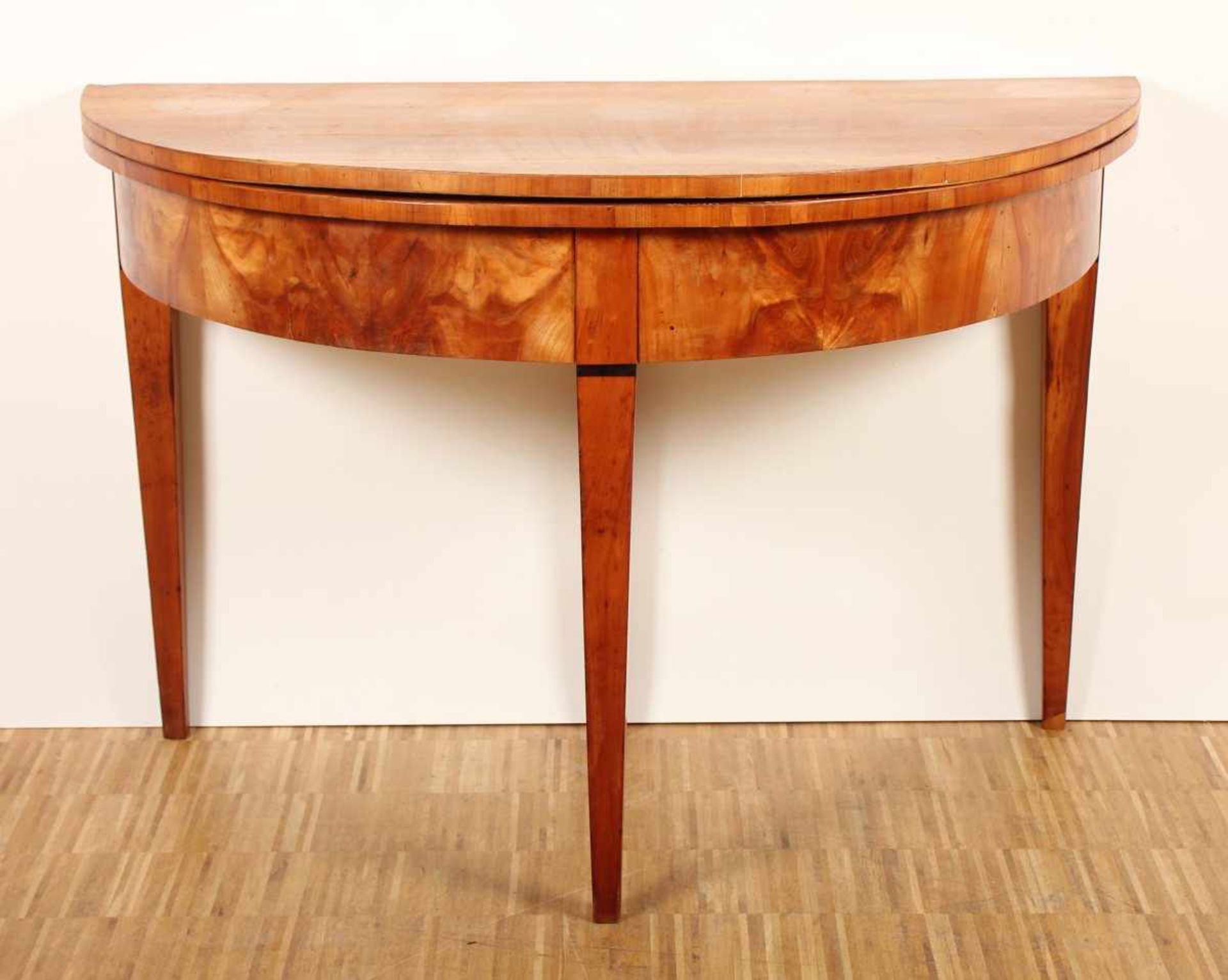 BIEDERMEIER-DEMILUNE-TISCH, Kirschbaum/Nussbaum, aufklappbare Platte, besch. und rest., H 79, B 119,