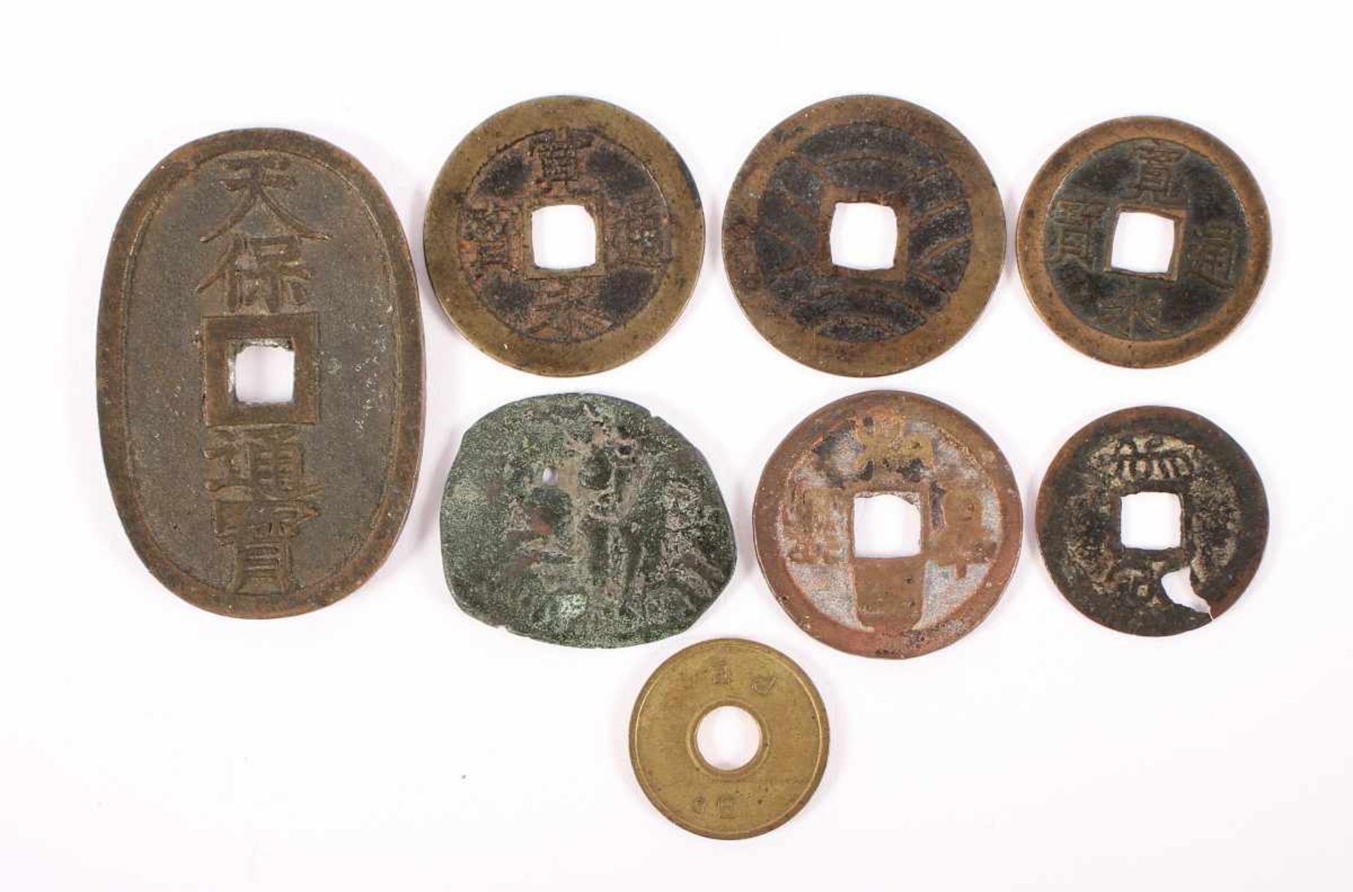 KONVOLUT ACHT MÜNZEN, Bronze, Kupfer, chinesische und japanische Münzen unterschiedlicher Epochen